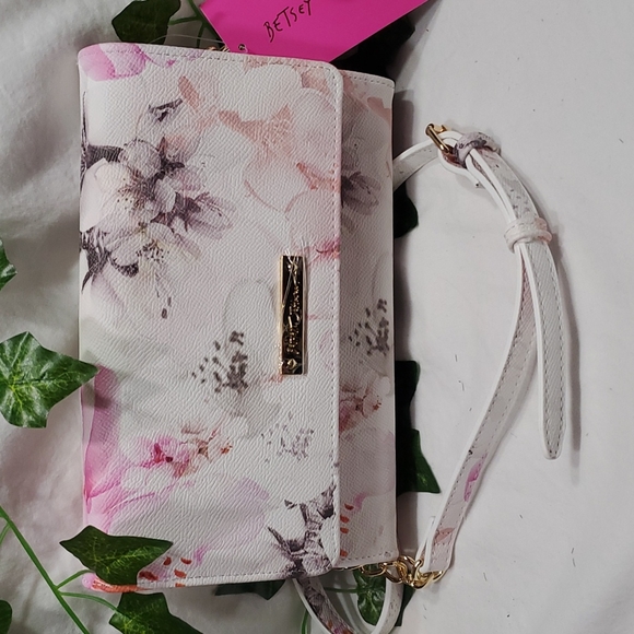 🎄NWT BETSEY JOHNSON WALLET🎄 - Picture 2 of 8